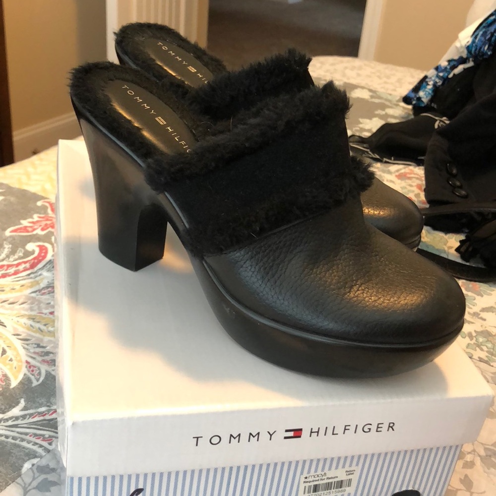 Tommy Hilfiger Black furry clogs sz 7.5